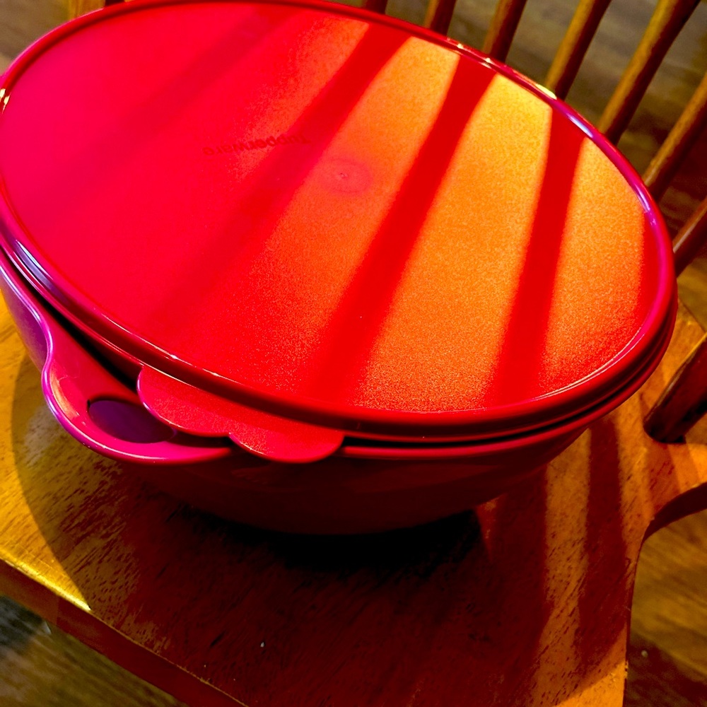 Tupperware 32 cup large thasta bowl
